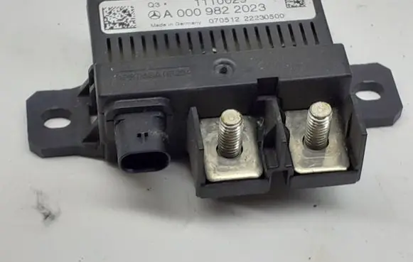Mercedes-Benz B W246 W242 Charging relay A0009822023