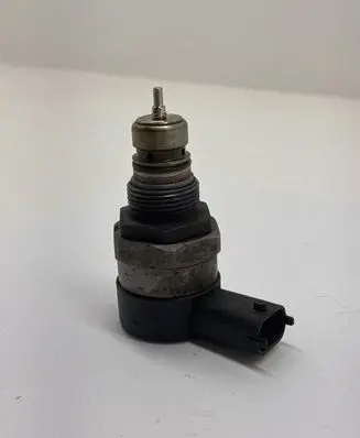 Volvo V70 Fuel pressure regulator 30750409 30263186 0281002712
