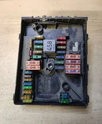 Volkswagen Golf V Fuse module 017181301