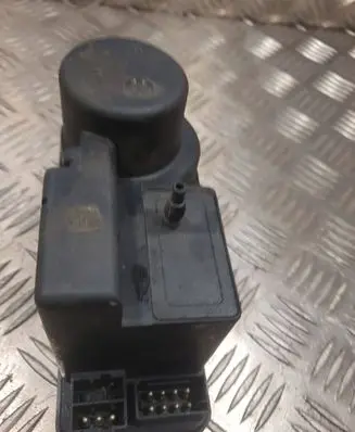 Mercedes-Benz C W202 Central locking vacuum pump 2028001448