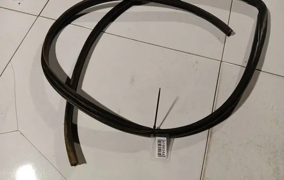 Toyota Avensis T250 Rubber seal front coupe door 