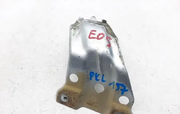 Volkswagen Eos Fender mounting bracket 1Q0821136