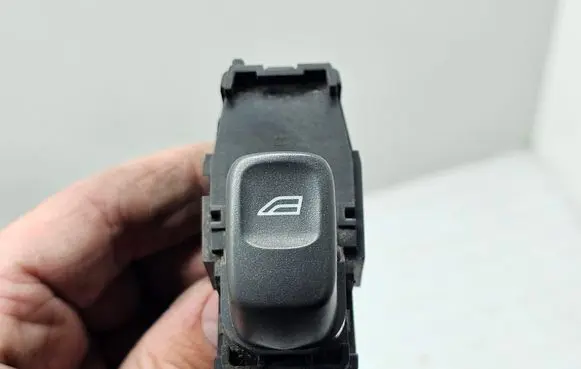 Volvo V70 Electric window control switch 9472275