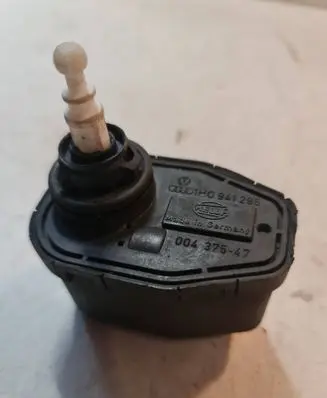 Volkswagen Golf III Headlight level adjustment motor 1H0941295 00437547