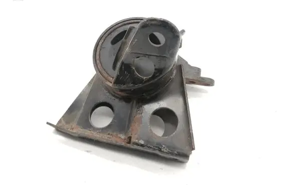 Nissan Primera Engine mount bracket