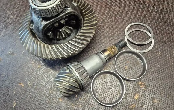 Mitsubishi Pajero Sport I Front differential MR124860