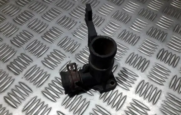 Volkswagen Golf III Engine coolant pipe/hose 037121133e