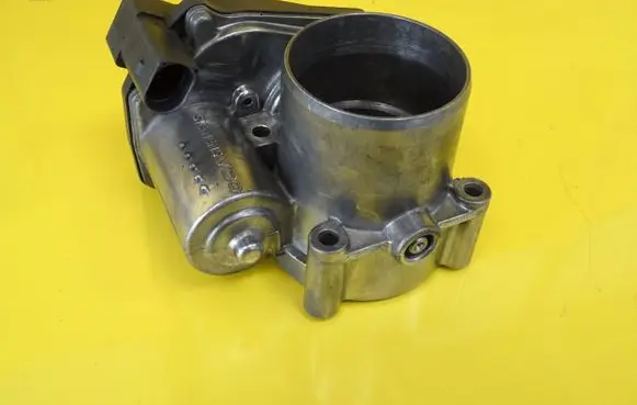 Volkswagen Polo Throttle body valve 03C133062C