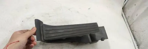 Accelerator throttle pedal