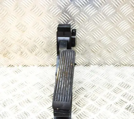 Mercedes-Benz E W211 Accelerator throttle pedal A2113000504