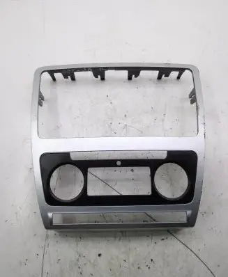 Skoda Octavia Mk2 (1Z) Radio/GPS head unit trim 