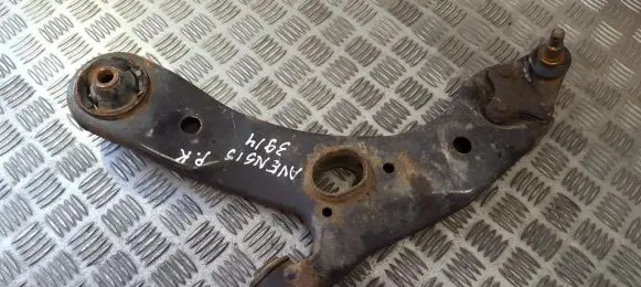 Toyota Avensis T270 Front lower control arm/wishbone