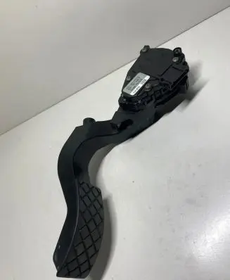 Accelerator throttle pedal