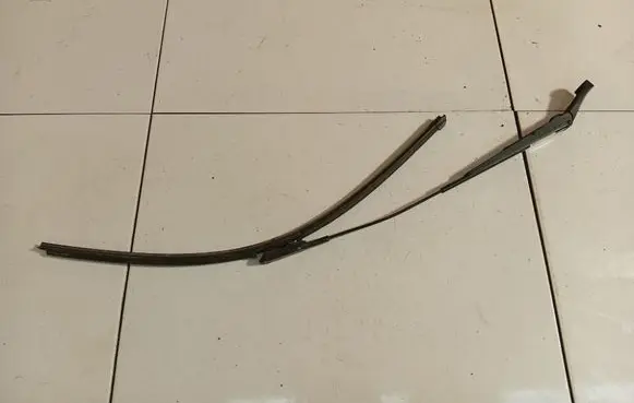 Front wiper blade arm