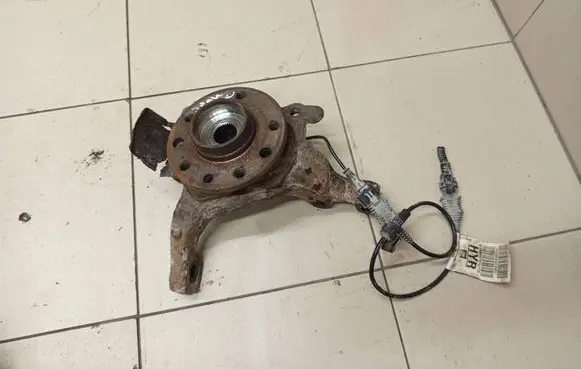 Opel Zafira B Front wheel hub spindle knuckle