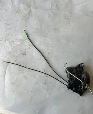 Toyota Prius (NHW20) Front door lock 