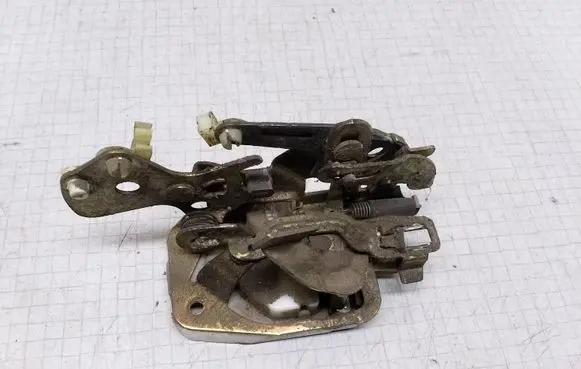 Mazda 323 F Rear door lock