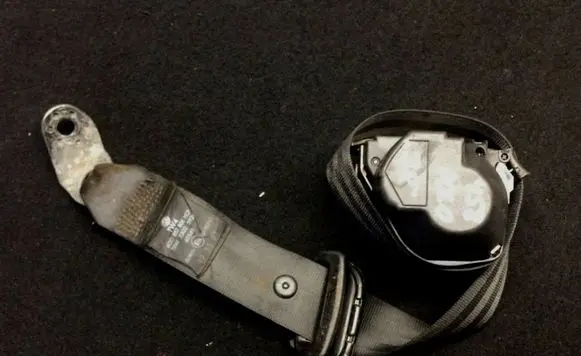 Volkswagen Polo IV 9N3 Rear seatbelt 6Q0857806