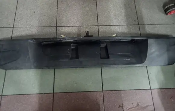 Trunk door license plate light bar