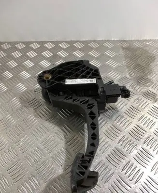 Volkswagen Golf VI Clutch pedal 1K1721059FF