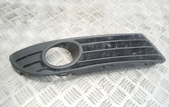 Volkswagen Polo IV 9N3 Front bumper lower grill 