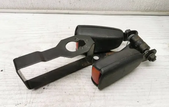 Volvo XC70 Rear seatbelt buckle 224451 675340