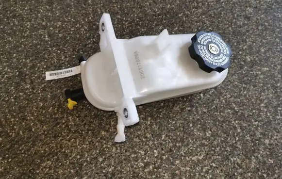 Buick Encore GX I Brake fluid reservoir 