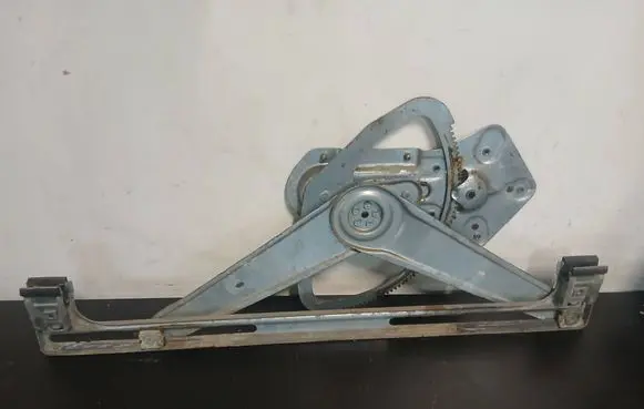 Volvo V70 Front door electric window regulator 983164102