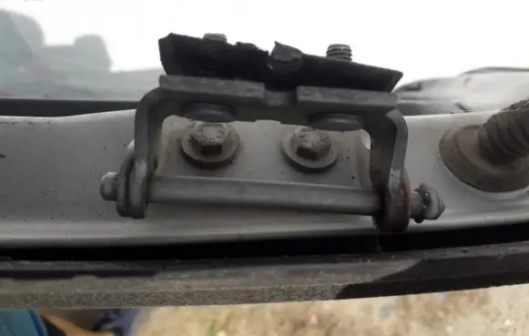 Ford Mondeo MK II Tailgate/trunk/boot hinge