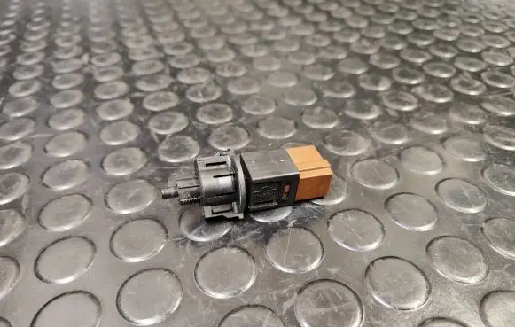 Nissan Leaf I (ZE0) Brake pedal sensor switch
