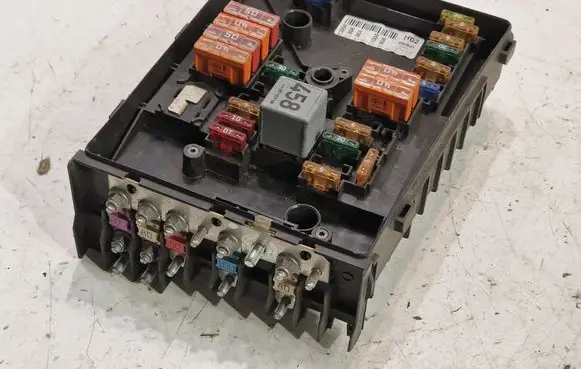 Volkswagen Golf V Fuse module 1K0937125