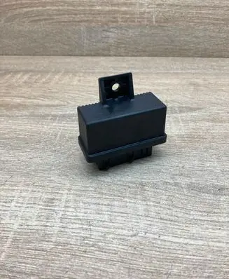 Peugeot 308 Fuel pump relay 240107