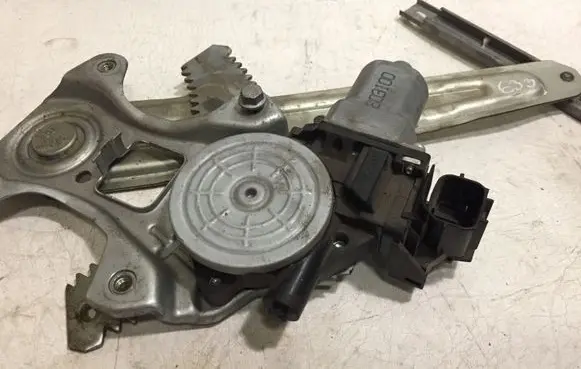 Nissan Juke I F15 Rear door window regulator motor 82731CV01B 7208 203100