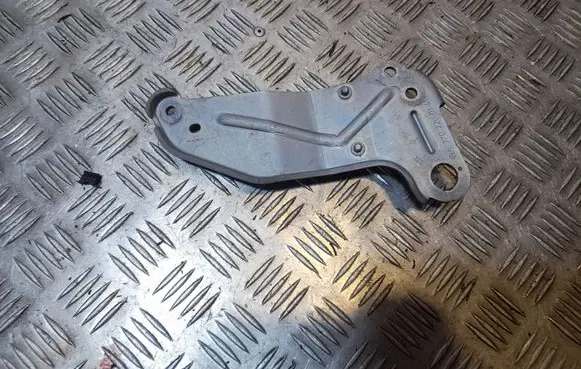 Mercedes-Benz CLA C117 X117 W117 Engine mounting bracket A2702200141
