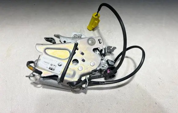BMW 3 G20 G21 Engine bonnet/hood lock/catch 7468349