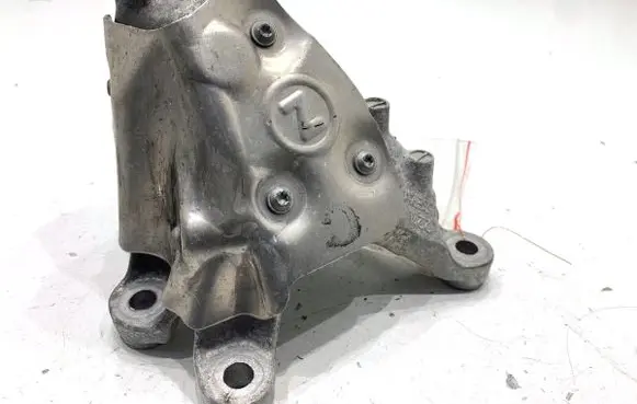 BMW 5 G30 G31 G38 Engine mounting bracket 6870754