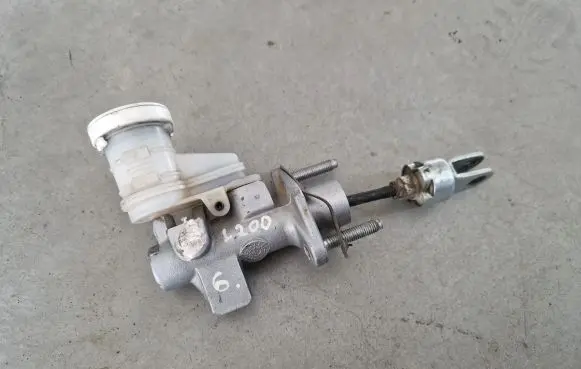 Mitsubishi L200 Clutch master cylinder