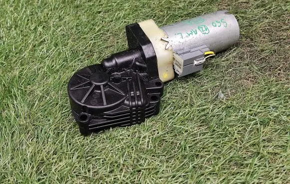Volvo S60 Seat adjustment motor 198389104 0130002527
