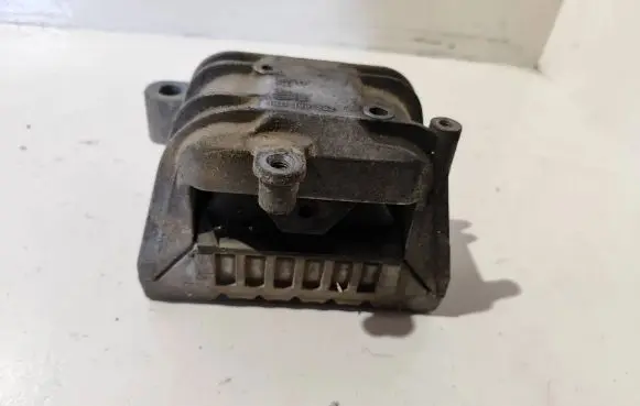 Volkswagen PASSAT B6 Engine mount bracket 1K0199262