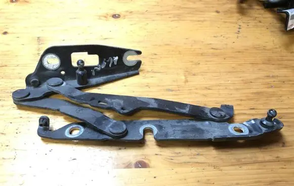 Audi A6 S6 C6 4F Tailgate/trunk/boot hinge 4F5827302