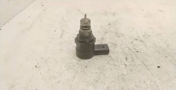 BMW 7 E65 E66 Fuel pressure regulator 0281002481 10442358 291002