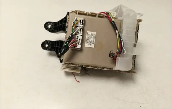 Toyota Avensis T270 Fuse module 8273005J70