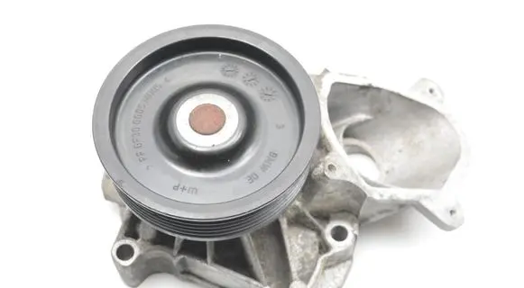 BMW 5 E60 E61 Water pump 7790045
