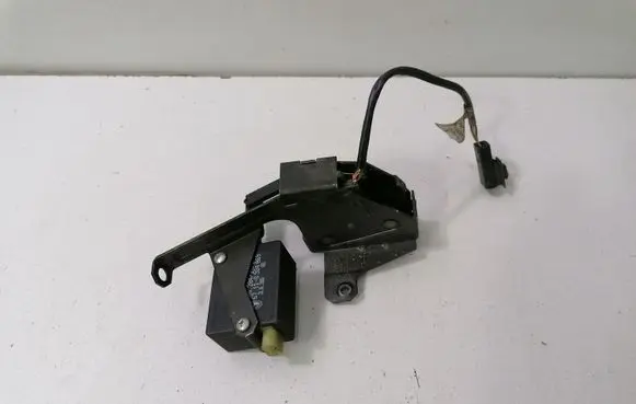 BMW 5 E39 Tailgate window lock/catch/latch 8384069