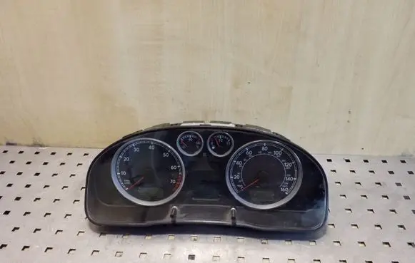 Volkswagen PASSAT B5.5 Speedometer (instrument cluster) 3B0920926X