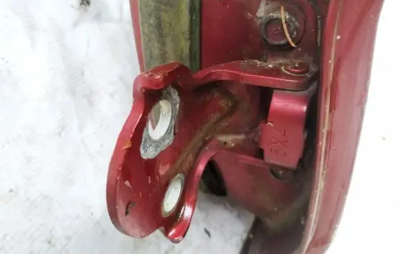Mitsubishi Carisma Rear door lower hinge
