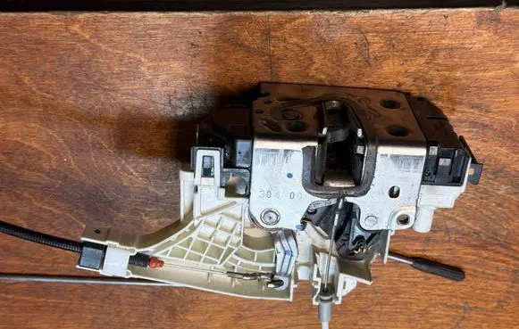 Mercedes-Benz Sprinter W906 Front door lock A9067201435 ZGS008