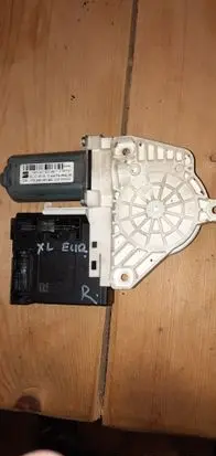 Seat Altea XL Front door window regulator motor 5P0837402AE 3C0959792A