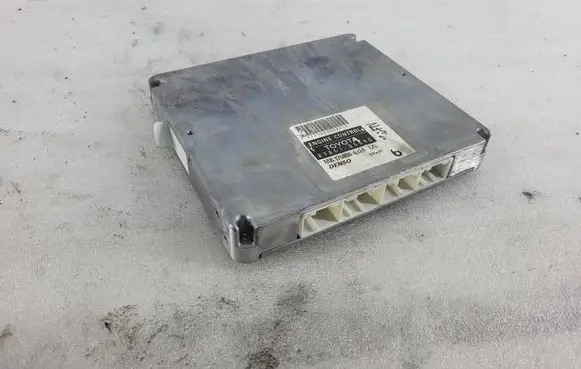 Toyota Avensis T250 Engine control unit/module 8966105690 1758006324 MB1758006324