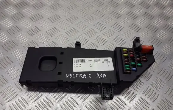 Opel Vectra C Fuse box cover 13223678